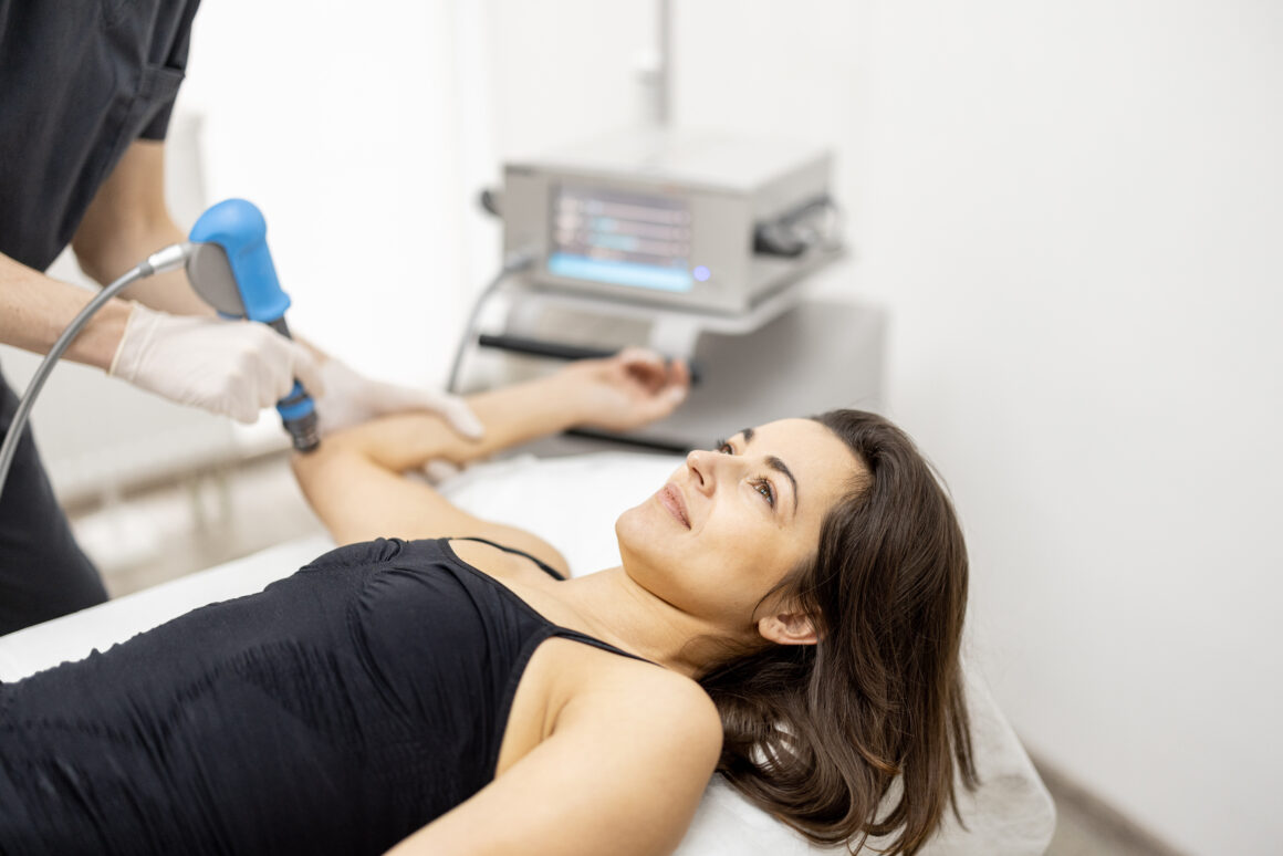 women doing a session of Shockwave Therapy with a specialist