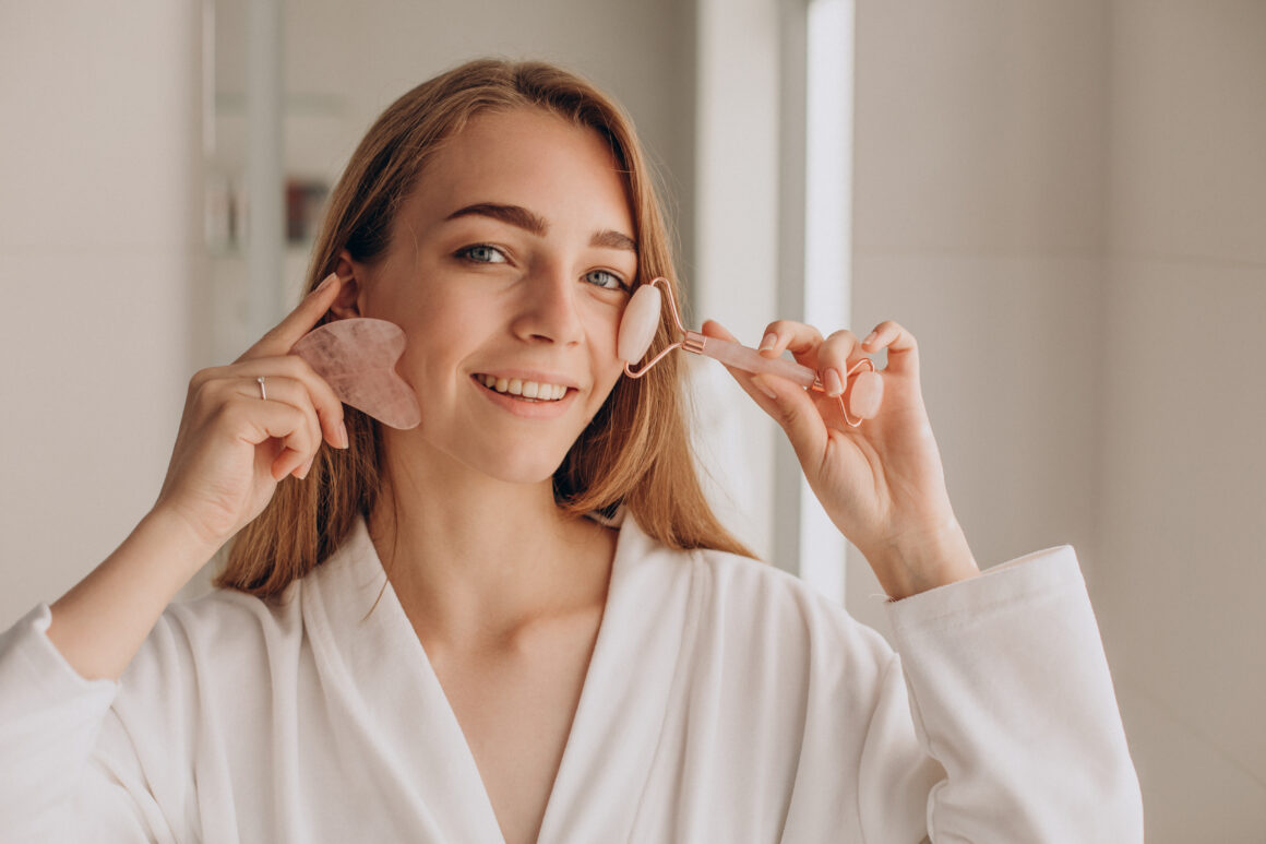 A women applying the right skincare routine for her skin type